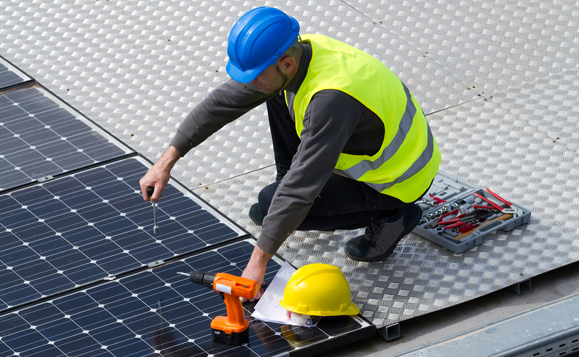 Handwerker bei der Installation einer Solaranlage