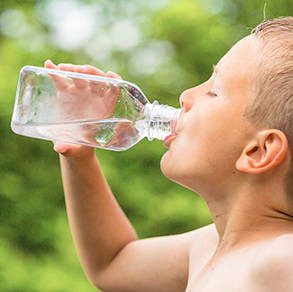 Kind mit Trinkwasserflasche