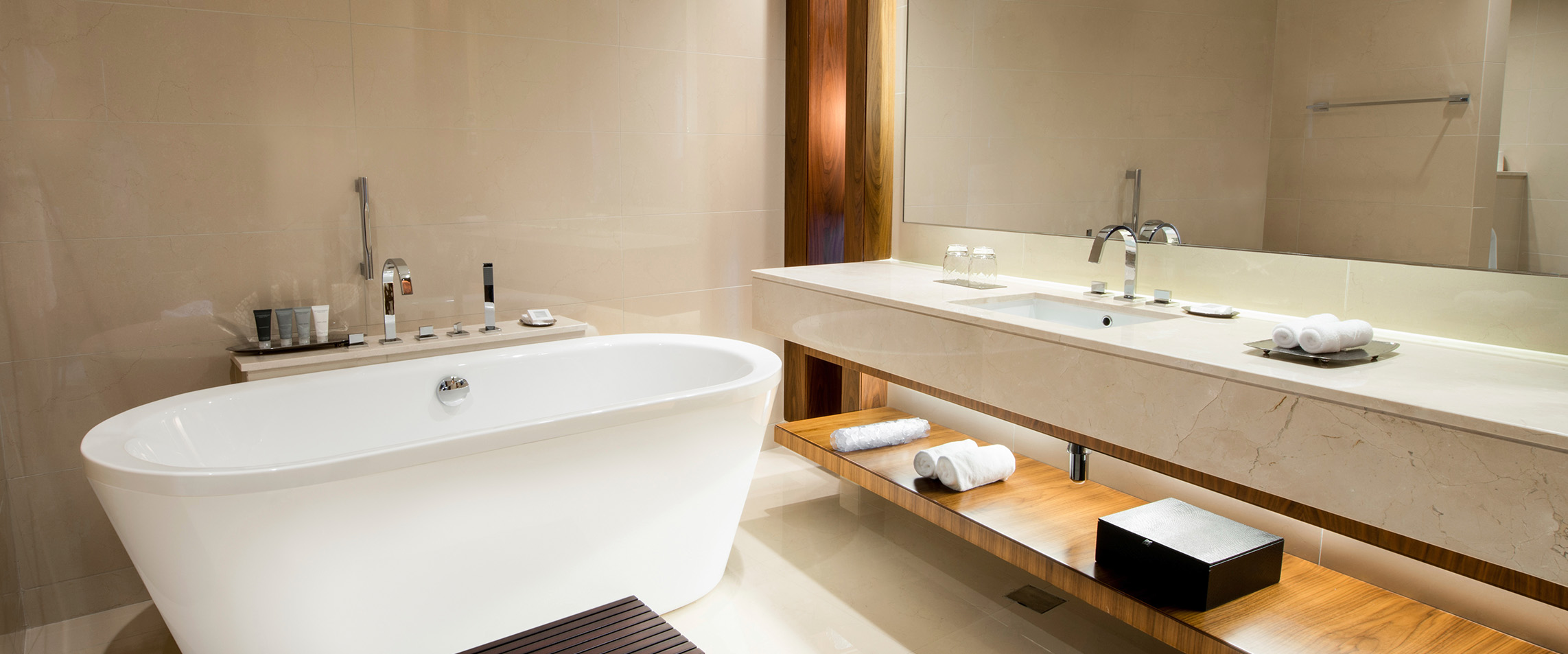 Premium Badezimmer mit Badewanne und Spiegel