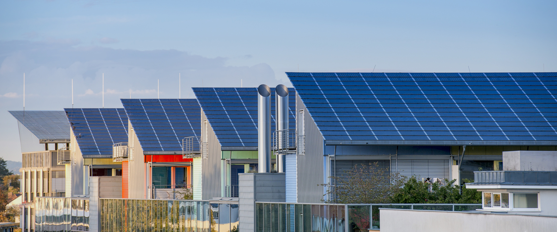 Dachinstallationen von Solaranlagen in einer Neubausiedlung